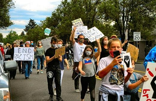 Two thousand march on Woodstock Blvd